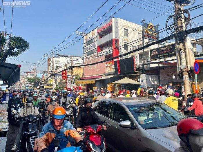 Sáng 31/1 (mùng 10 tháng Giêng), người dân chen chân mua cá lóc nướng về cúng Thần Tài trên đường Tân Kỳ Tân Quý (quận Tân Phú) - nơi được xem là một trong những phố bán cá lóc nướng lớn nhất TP.HCM.