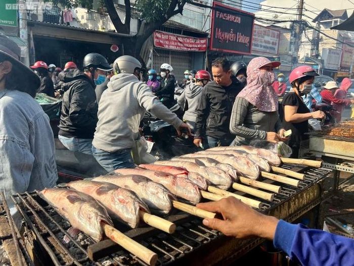 Theo quan niệm dân gian, ngày 10 tháng Giêng Âm lịch được xem là ngày vía Thần Tài. Ngoài mua vàng đầu năm cầu may mắn, ở TP.HCM, cá lóc nướng được xem là lễ vật không thể thiếu trong mâm cúng vía Thần Tài.