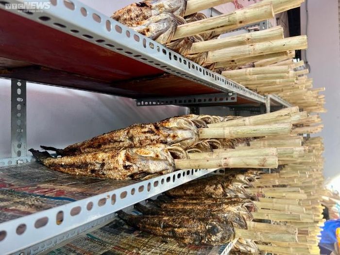 Theo anh Trung, cá lóc nướng là món gần như không thể thiếu trong mâm cúng Thần Tài của người dân TP.HCM, nhất là những gia đình kinh doanh, những nhà có thờ Thần Tài.