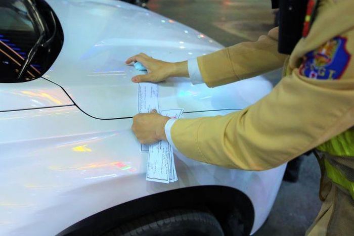 Xe vi phạm được lực lượng chức năng dán giấy niêm phong, trong đó có chữ ký của những người liên quan