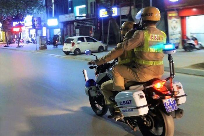 Thay vì chỉ lập chốt ở một địa điểm, Cảnh sát giao thông còn sử dụng mô tô đặc chủng tuần tra trên đường, kiểm tra nồng độ cồn lưu động