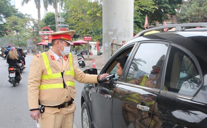 Công an thành phố Hà Nội tăng cường thực hiện chuyên đề xử lý người điều khiển phương tiện ô tô, xe máy sử dụng đồ uống có cồn