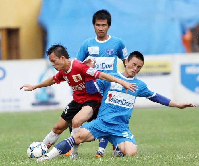 Hòa Phát Hà Nội (bên phải) là một trong những đội bóng từng chia tay V-League vì lý do giải thể. Ảnh: VSI