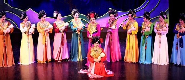 Vở “12 bà mụ” tại Sân khấu IDECAF
