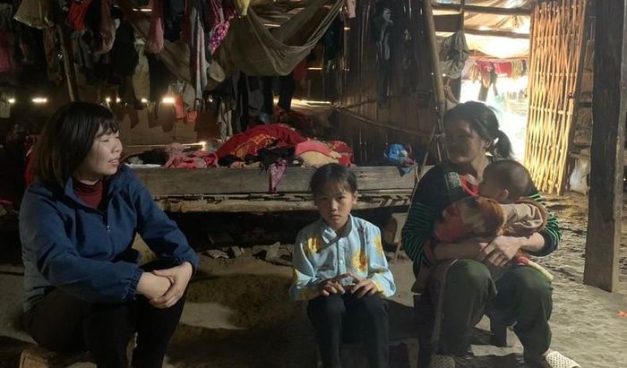 Cô giáo Kiềng Thị Thời vận động phụ huynh bản Cà Là Pá xã Leng Su Sìn cho con trở lại học tập.