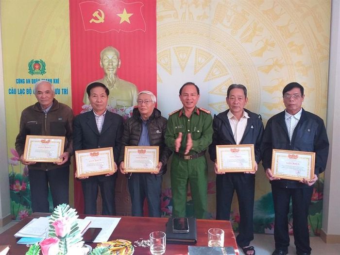 Thượng tá Trần Văn Tám trao Giấy khen của Chủ tịch UBND quận Thanh Khê cho các tập thể.