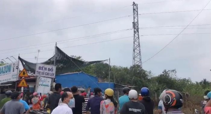 Nhiều người dân tại hiện trường chứng kiến vụ việc