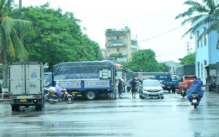 Các phương tiện hoạt động tại bến xe Chợ Vinh. Ảnh: Tiến Đông