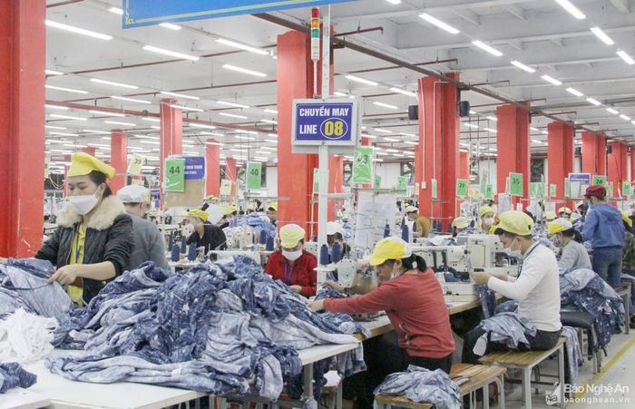 Sản xuất tại Công ty CP May Minh Anh – Kim Liên (Khu Công nghiệp Bắc Vinh). Ảnh: Thanh Quỳnh