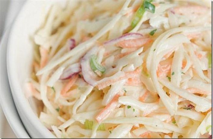 Hoa cúc trộn dấm, món này ăn kèm đồ nướng hoặc kẹp bánh bì cũng ngon tuyệt.