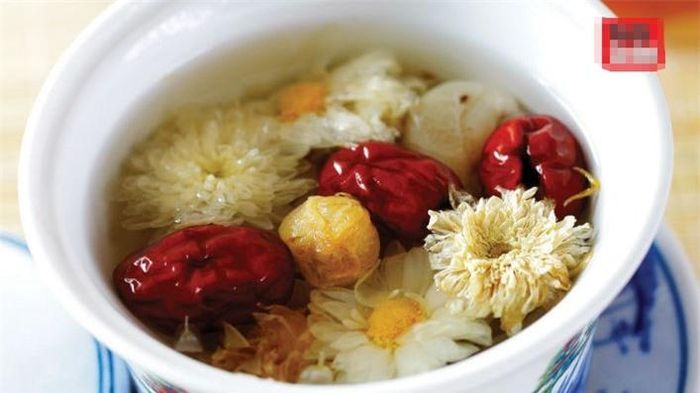 Trà thảo mộc hoa cúc táo đỏ.