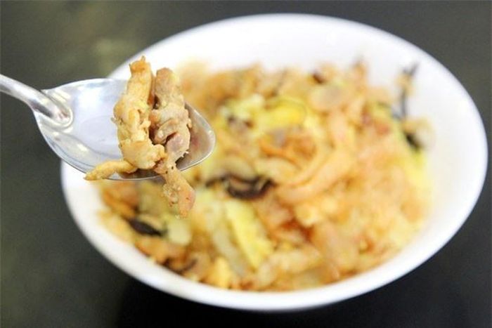 Hoa cúc xào thịt gà món ăn ngon đưa cơm, mùi thơm hấp dẫn.