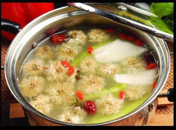 Lẩu hoa cúc. Đây là món lẩu thanh đạm, tốt cho sức khỏe.