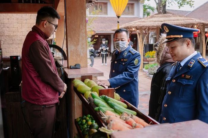 Trong quá trình kiểm tra, giám sát, lực lượng cũng kết hợp làm tốt công tác tuyên truyền, giáo dục kiến thức, các quy định của pháp luật về đảm bảo chất lượng an toàn thực phẩm cho người sản xuất, kinh doanh thực phẩm và người tiêu dùng.