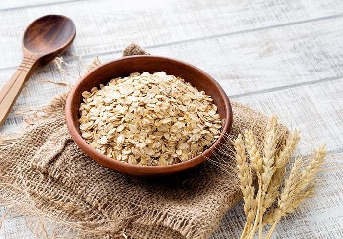 Yến mạch nguyên cám có tỷ lệ chất xơ cao, giàu đạm, vitamin nhóm B có lợi cho đường tiêu hóa, giảm cholesterol xấu góp phần hạn chế bệnh tim mạch, ngăn ngừa béo phì.