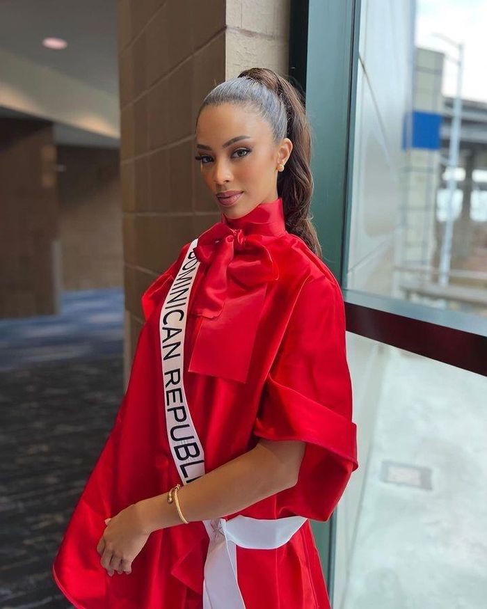 Á hậu 1 Miss Universe - Amanda Dudamel (ảnh trái) và Á hậu 2 - Andreina Martinez Founier cũng trong cuộc đua nhan sắc này. Đại diện Venezuela Amanda từng khiến nhiều fan sắc đẹp tiếc nuối khi vuột mất vương miện Hoa hậu Hoàn vũ lần thứ 71. Cô được nhận xét ngoại hình nổi bật hơn đại diện Mỹ. Ảnh: Amanda Dudamel/ Andreina Martinez Founier.