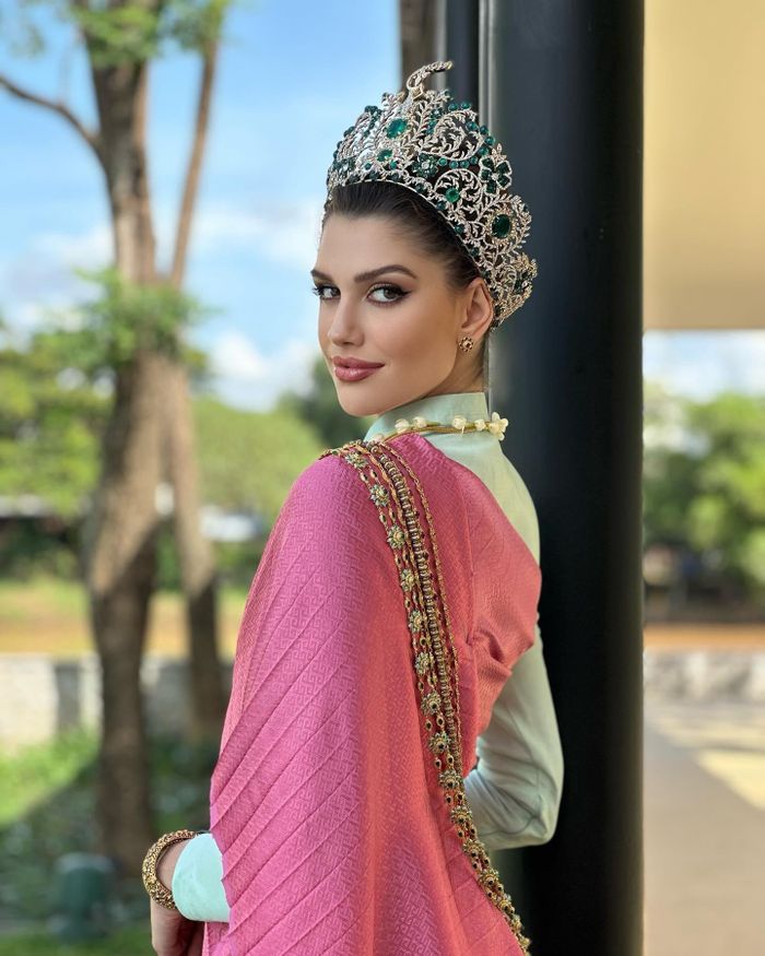  Miss Grand International (Hoa hậu Hòa bình Quốc tế) liên tiếp vướng lùm xùm, xong đương kim hoa hậu Isabella Menin vẫn giành được thiện cảm từ cộng đồng fan. Người đẹp Brazil hoạt động mạng xã hội an toàn, không phát ngôn gây sốc. Sau đăng quang, cô chủ yếu chạy show cùng dàn á hậu tại Thái Lan để kiếm tiền cho tổ chức Miss Grand. Ảnh: Isabella Menin. 