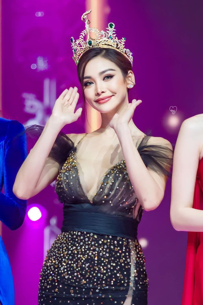 Á hậu 1 Miss Grand - Engfa Wahara (ảnh phải) và Á hậu 2 Miss Grand - Andina Julie đều có vị trí trong top 20. Việc Engfa được lựa chọn có thể sẽ gây tranh cãi bởi đại diện Thái Lan từng trải qua phẫu thuật thẩm mỹ gương mặt. Nhiều hình ảnh cũ của cô được đăng tải trên các diễn đàn thời gian qua. Ngoài ra, Á hậu 3 Luiseth Materán và Á hậu 4 Mariana Beckova cũng góp mặt trong danh sách. Ảnh: FB Engfa Wahara.