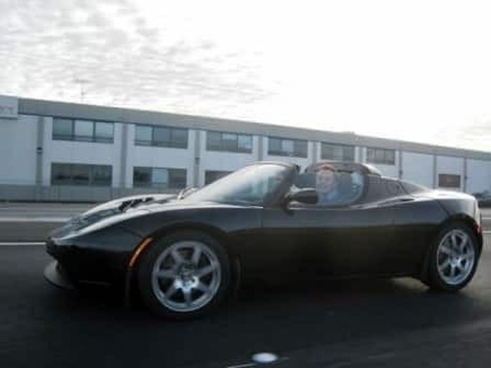 Elon Musk cùng một trong những mẫu Tesla Roadster đầu tiên. Ảnh: Tesla.