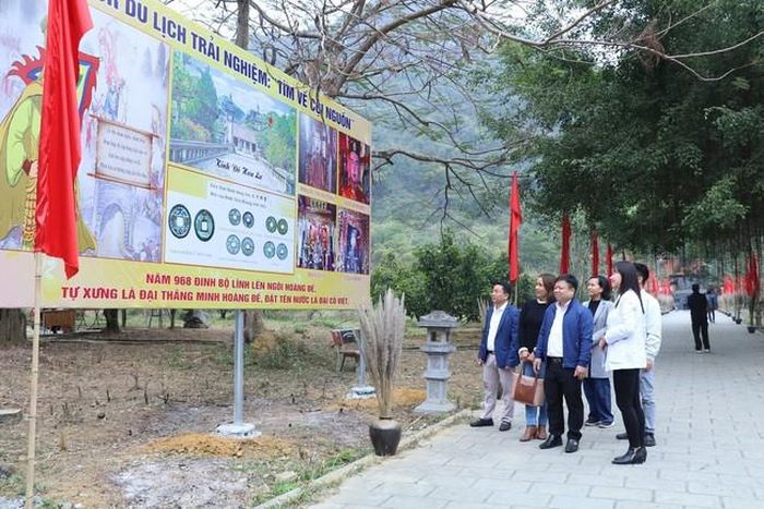 Tour du lịch trải nghiệm thu hút đông đảo du khách tham gia. Ảnh: Đức Phương - TTXVN