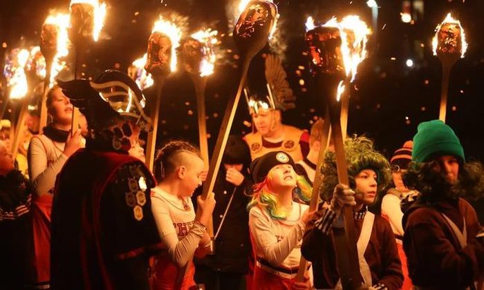 Phụ nữ và bé gái được tham gia vào đội rước đuốc trong lễ hội Up Helly Aa