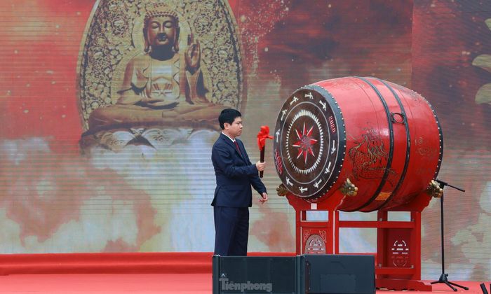 Hòa thượng Thích Thanh Nhiễu - Trụ trì Chùa Tam Chúc và ông Trương Quốc Huy - Chủ tịch UBND tỉnh Hà Nam đánh trống, chuông khai hội. Ảnh: Như Ý.