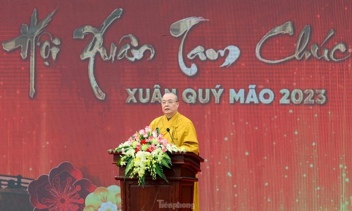 Hòa thượng Thích Thanh Nhiễu phát biểu diễn văn khai hội Xuân Tam Chúc. Ảnh: Như Ý.