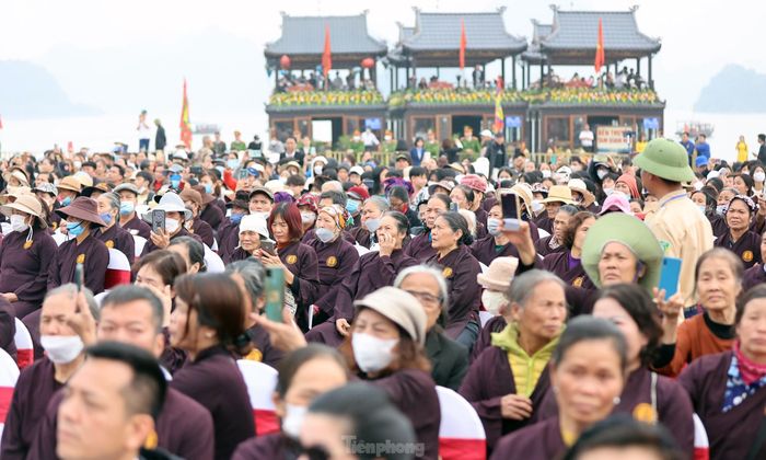 Đông đảo Phật tử, người dân tham gia lễ khai hội. Ảnh: Như Ý.
