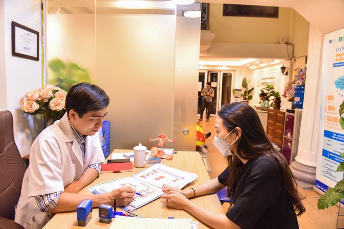 Bác sĩ Thành thăm khám, tư vấn cho bệnh nhân
