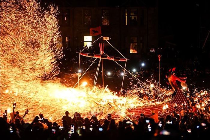 Người dân tham gia rước đuốc tại lễ hội lửa Up Helly Aa ở Lerwick, thủ phủ đảo Shetland (Scotland), ngày 31/1/2023. Ảnh: AFP/TTXVN