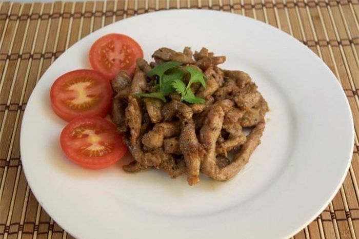 4. Ăn kèm với cơm nóng, dưa chuột, rau mùi và tương ớt.