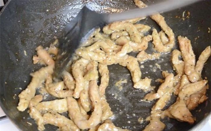 3. Cho dầu vào chảo, làm nóng trên lửa lớn. Đổ thịt vào chảo và đảo đều vài phút, tiếp theo cho 1/4 bát con nước vào chảo thịt và đảo đều tới khi thịt chín.