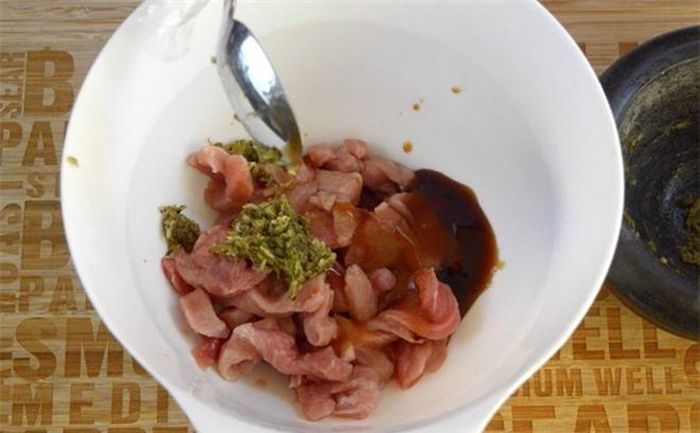 2. Cho thịt đã thái vào bát, tiếp theo cho vào tỏi, rau mùi, hạt tiêu, xì dầu tamari, xì dầu, gia vị, trộn đều.