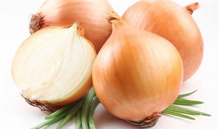 Nếu bảo quản hành tây trong tủ lạnh, độ ẩm của tủ lạnh sẽ làm hành tây bị mềm nhũn và nấm mốc