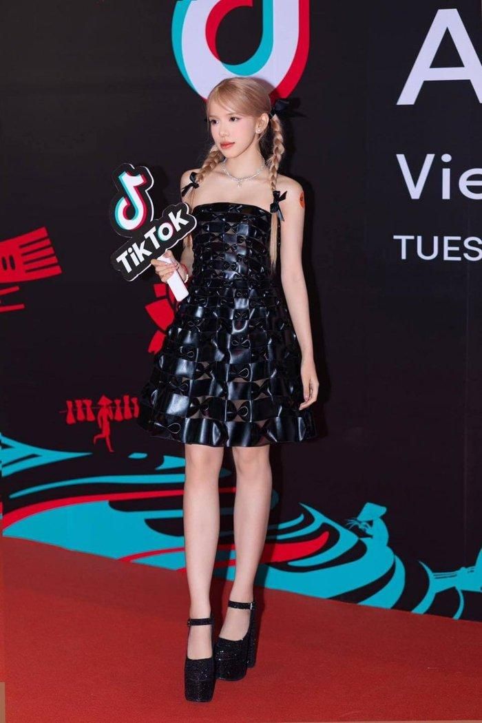 MiiNa - thành viên nhóm DREAMeR, chạy theo cơn sốt Y2K khi diện giày cao gót platform