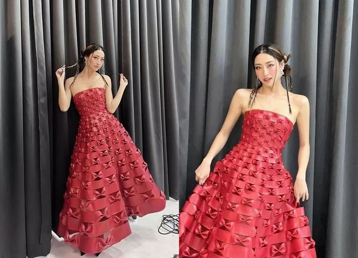Trước đó, Hoa hậu Lương Thùy Linh cũng chọn diện mẫu váy này. Thay vì chọn concept nữ tính và gợi cảm như Angela Phương Trinh, nàng hậu quê Cao Bằng lại làm sống dậy hơi thở Y2K với mái tóc tết mang đặc trưng phong cách thập niên 2000