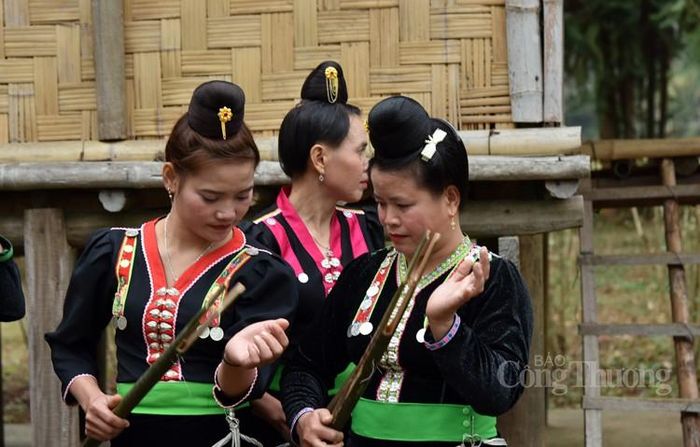 Khi diễn tấu “hưn mạy”, người sử dụng sẽ dùng tay phải cầm phần dưới của nhạc cụ
