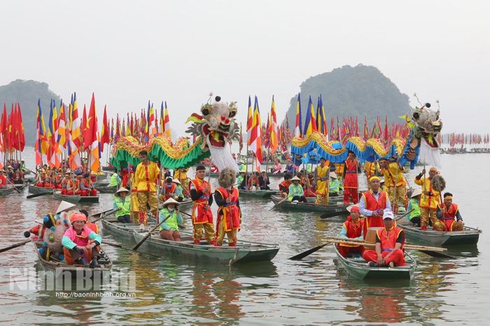 Nghi thức rước rồng tại lễ khai hội.