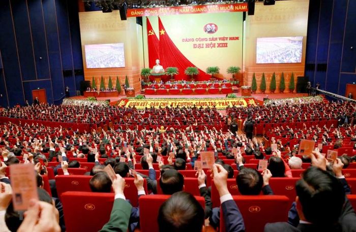 Các đại biểu thông qua Nghị quyết Đại hội XIII của Đảng. Nguồn: TTXVN