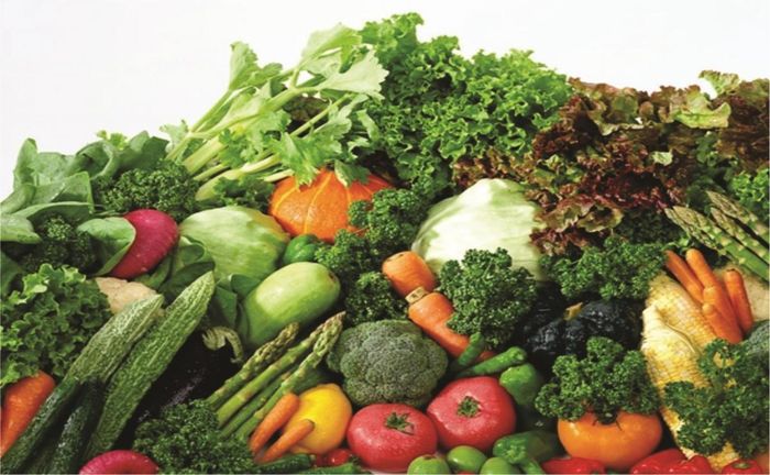  Ăn nhiều rau xanh và hoa quả: Khi bạn tiêu thụ nhiều chất béo từ đồ ăn dầu mỡ, thức ăn nhanh sẽ gây tắc nghẽn lỗ chân lông, da dễ nhờn và dễ sinh mụn đặc biệt mụn trứng cá.Chính vì vậy, một chế độ ăn uống gồm nhiều rau củ quả và trái cây sẽ làm chậm quá trình lão hóa giúp bạn trông trẻ hơn. Vitamin C có trong các loại rau màu cam, đỏ sẽ giúp hỗ trợ hình thành collagen làm đẹp cho da, chống lão hóa. Ảnh minh họa 