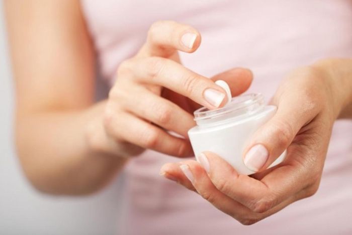  Bảo vệ da khỏi ánh nắng mặt trời: Mặc dù thời gian Tết nắng dịu nhẹ không quá gay gắt như mùa hè, nhưng không có nghĩa là không có tia UV tấn công nên bạn đừng chủ quan bôi kem chống nắng mỗi ngày. Đây là bí quyết chăm sóc da ngày tết vô cùng quan trọng mà chị em nên nhớ. Ảnh minh họa 