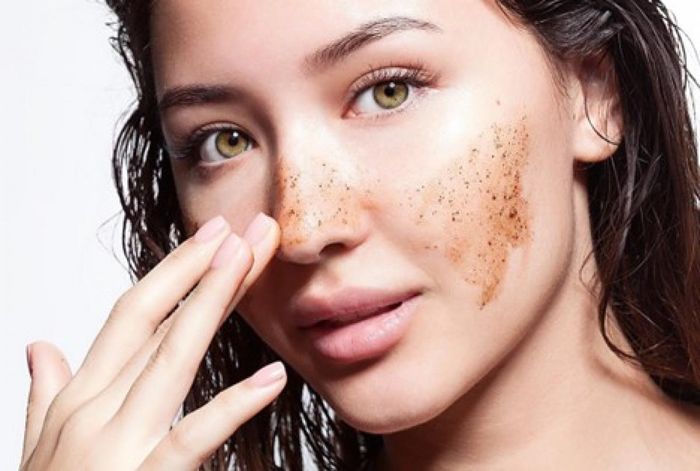  Tẩy tế bào chết cho da: Tẩy da chết là bước không thể thiếu trong quy trình chăm sóc da ngày Tết của bạn. Tẩy da chết giúp lỗ chân lông thông thoáng, từ đó loại bỏ các bụi bẩn tích tụ trên da, làm sạch da chết, bã nhờn… một cách hiệu quả. Ảnh minh họa 