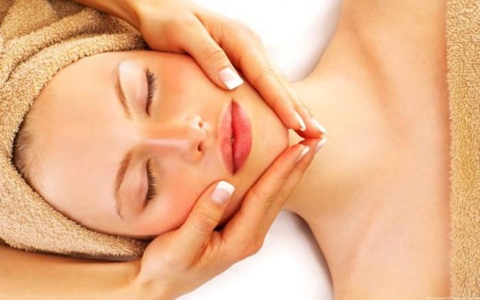  Massage cho da mặt: Nếu như cơ thể cần massage để thư giãn, thì da mặt cũng cần massage để lưu thông máu tốt hơn giúp da hồng hào, mịn màng. Trong chu trình chăm sóc da ngày Tết, bạn nên dành ra 5 – 10p massage mặt để đẩy lùi lão hóa da, hạn chế nếp nhăn, làm tăng lưu lượng máu qua vùng da mặt, giúp làn da được trắng sáng,... Ảnh minh họa 