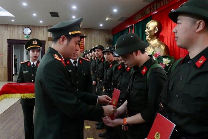 Trung tá Bùi Nhật Quang chúc mừng các tân binh