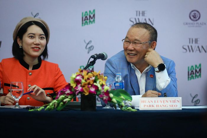  Ban tổ chức thay đổi không khí bằng phần giao lưu tiếp theo giữa ông Park với cổ động viên Việt Nam. Người đã giúp U23 Việt Nam vô địch hai kỳ SEA Games cười thích thú khi người hâm mộ đối mặt với thử thách 10 câu hỏi về sự nghiệp của ông ở Việt Nam. 