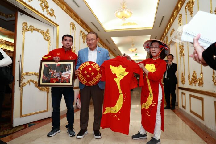  Sự kiện hạn chế báo chí và cũng chỉ mời 30 người hâm mộ thân thiết trực tiếp nhận được giấy mời từ ban tổ chức. Những cổ động viên thân thiết đã mang tới nhiều món quà ấm áp gửi đến thầy Park. 