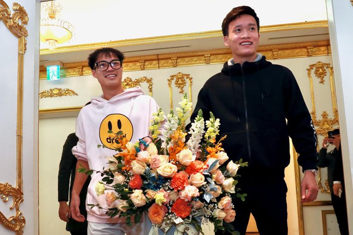  Hai cậu học trò Nguyễn Văn Toàn (trái) và Nguyễn Hoàng Đức (phải) tới chia vui với người thầy. 