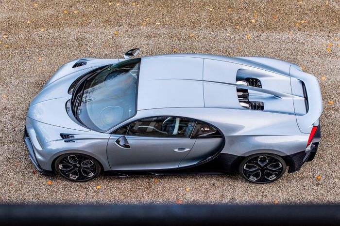  Bugatti Chiron Profileé sở hữu nước sơn hàng thửa xanh Argent Atlantique. Phần thân dưới được làm từ sợi carbon lộ thiên với màu xanh Blue Royal Carbon. 