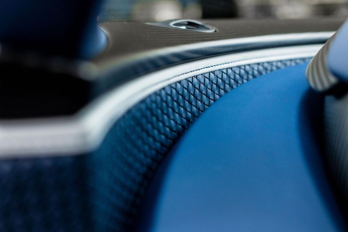  Các họa tiết này đều được các nghệ nhân của Bugatti chế tác thủ công. Tổng chiều dài của các sợi da được đo chính xác 2.665 m. 