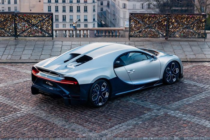  Ban đầu, Chiron Profileé được phát triển như một biến thể hiệu năng cao của dòng Chiron. Tuy nhiên, mẫu hypercar này đã được đặt hàng quá nhanh khiến Bugatti quyết định hủy bỏ kế hoạch ra mắt Profileé để giới thiệu các phiên bản khác. 